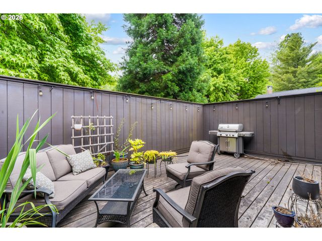 101 WESTBROOK Way, Eugene, OR 97405