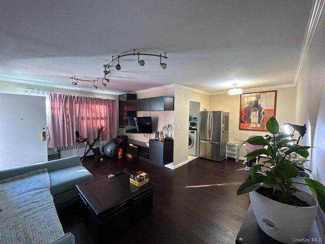 17-52 166th 4-193, Whitestone, NY 11357