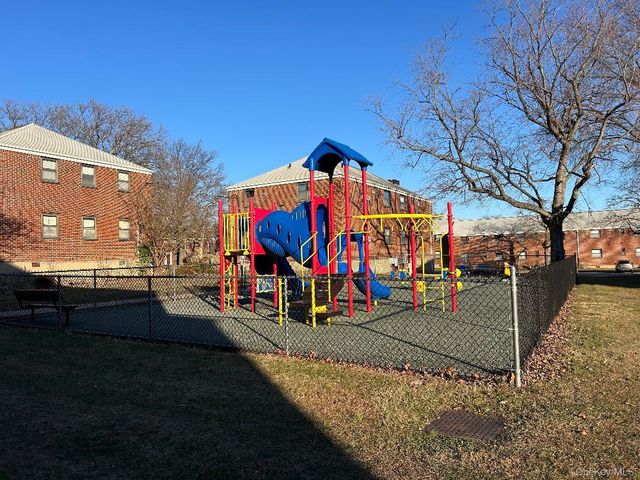 17-52 166th 4-193, Whitestone, NY 11357