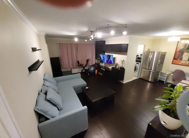 17-52 166th 4-193, Whitestone, NY 11357