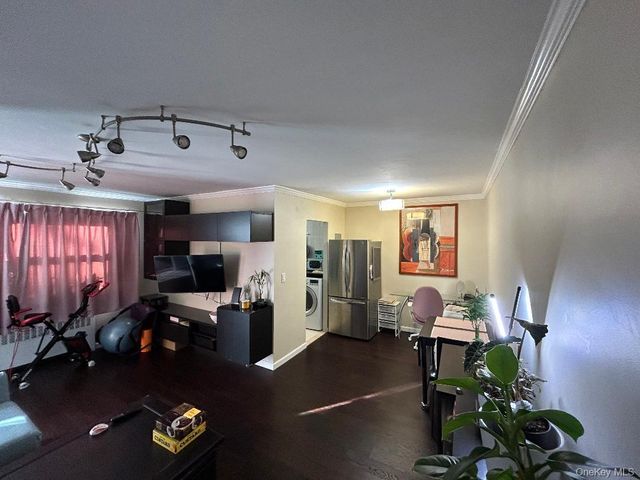 17-52 166th 4-193, Whitestone, NY 11357