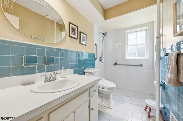 217 Jeffer St, Ridgewood Village, NJ 07450