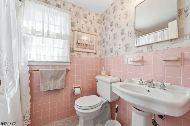 217 Jeffer St, Ridgewood Village, NJ 07450