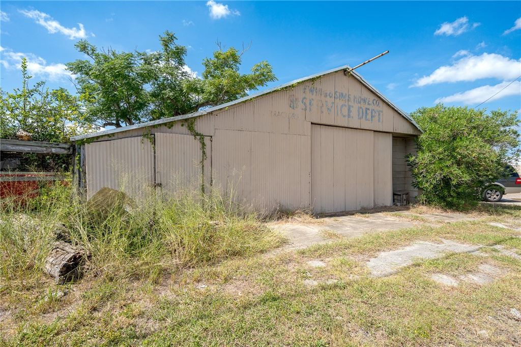 212 E Market St, Sinton, TX 78387 — exterior