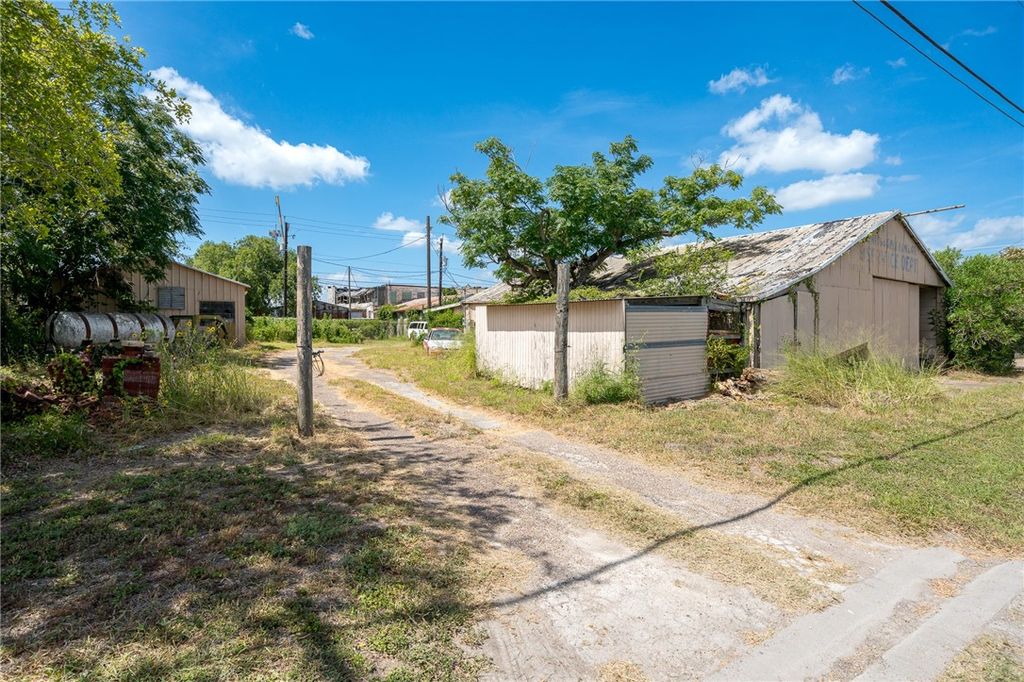212 E Market St, Sinton, TX 78387 — photo 2