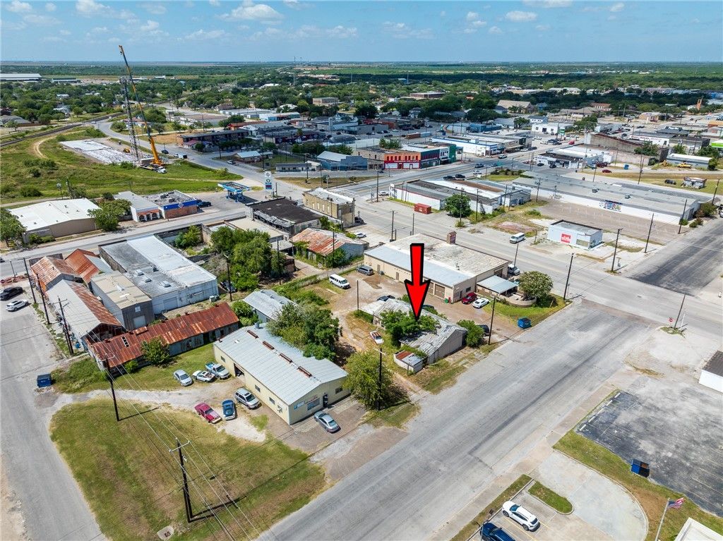 212 E Market St, Sinton, TX 78387 — photo 3