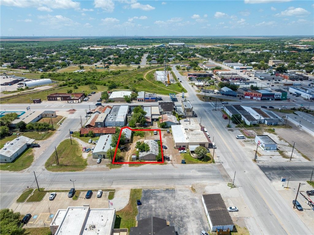 212 E Market St, Sinton, TX 78387 — photo 4