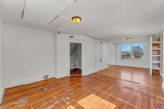 705 SW 6th Ave, Topeka, KS 66603