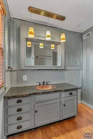 705 SW 6th Ave, Topeka, KS 66603