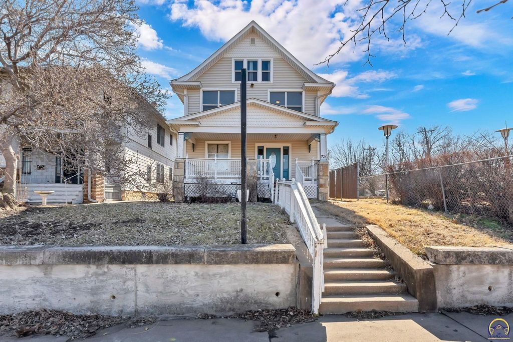 705 SW 6th Ave, Topeka, KS 66603