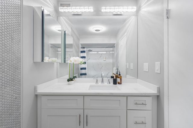 6007 N Sheridan Road 22K, Chicago, IL 60660