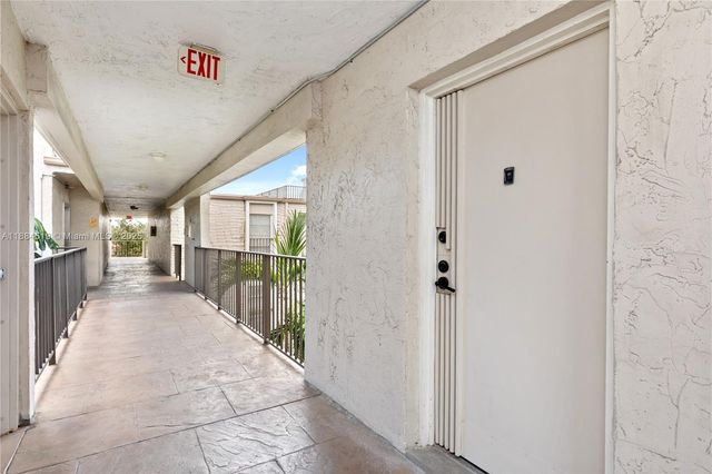 6884 N Kendall Dr C401, Pinecrest, FL 33156