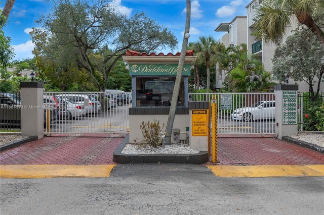 6884 N Kendall Dr C401, Pinecrest, FL 33156