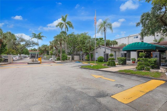 6884 N Kendall Dr C401, Pinecrest, FL 33156
