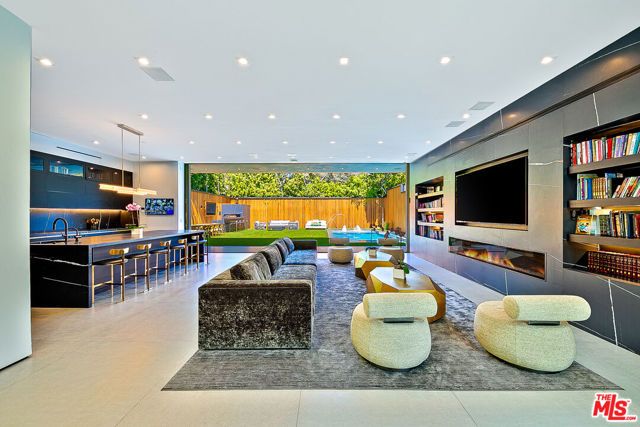 128 N Laurel Avenue, Los Angeles, CA 90048