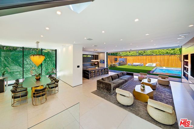 128 N Laurel Avenue, Los Angeles, CA 90048