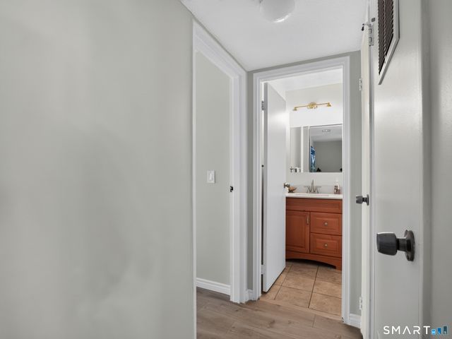 10 Bradley Circle B10, Enfield, CT 06082