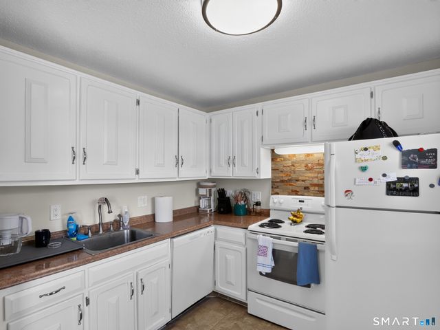 10 Bradley Circle B10, Enfield, CT 06082