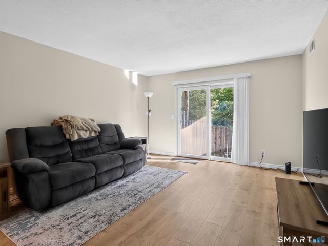 10 Bradley Circle B10, Enfield, CT 06082