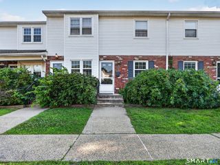 10 Bradley Circle B10, Enfield, CT 06082