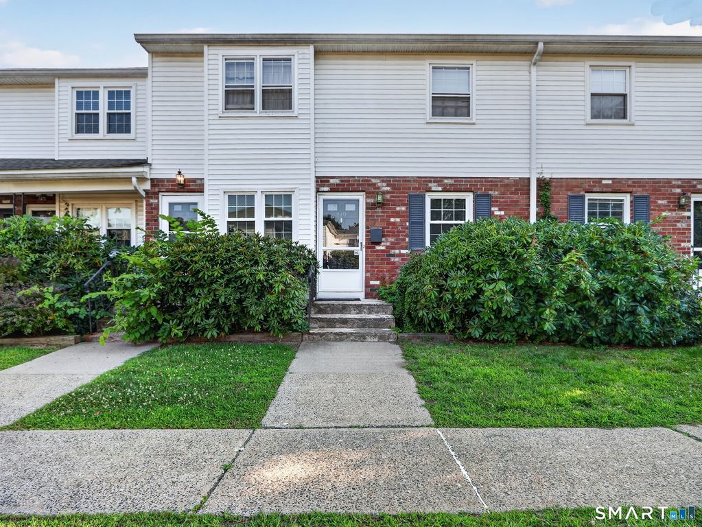 10 Bradley Circle B10, Enfield, CT 06082