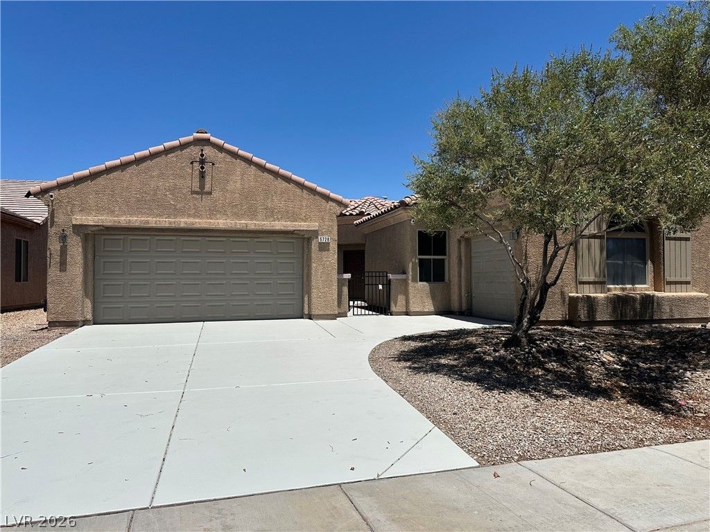 5728 Flying Birdie Avenue, Las Vegas, NV 89122 — exterior