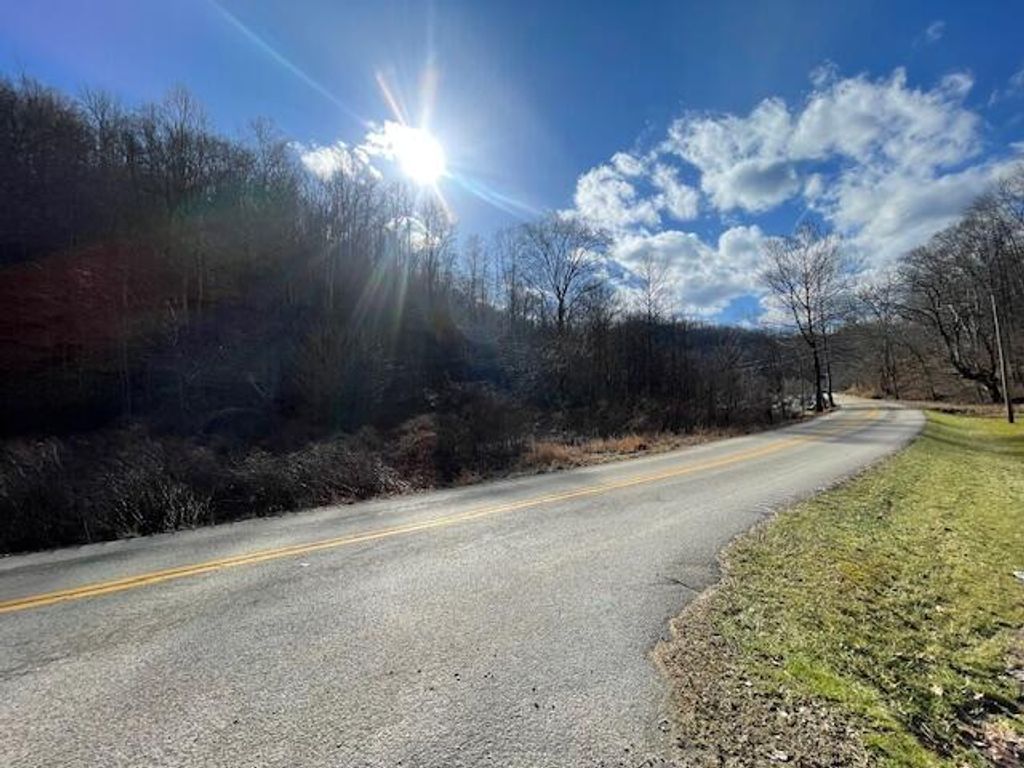 9999 State Hwy 223, Flat Lick, KY 40935