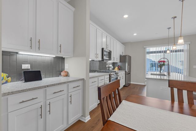 1546 Slade Way, Des Plaines, IL 60018