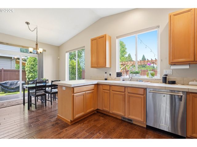 10140 Sw MOLLY Ct, Portland, OR 97223