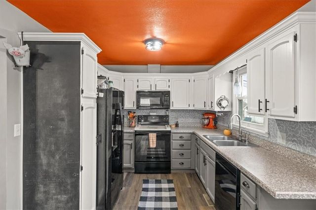 12502 E 33rd Street S, Independence, MO 64055