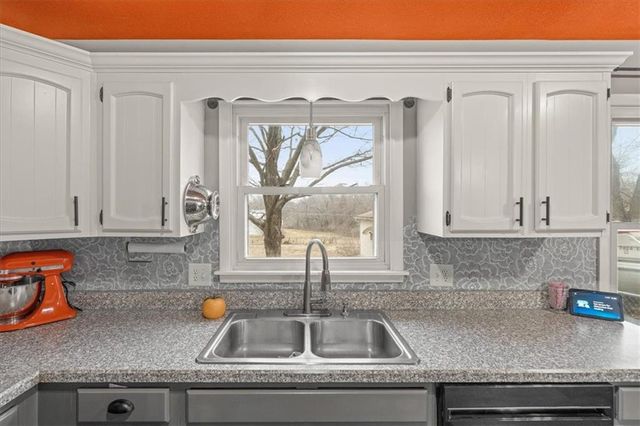 12502 E 33rd Street S, Independence, MO 64055