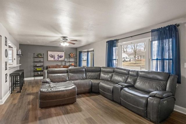 12502 E 33rd Street S, Independence, MO 64055