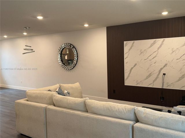 10428 NW 67th St, Doral, FL 33178