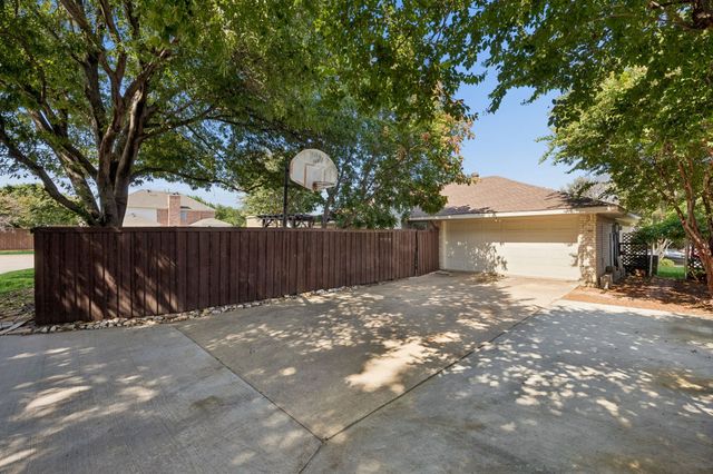 1043 Cherrywood Lane, Carrollton, TX 75006