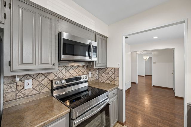 1043 Cherrywood Lane, Carrollton, TX 75006