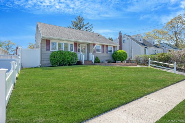 477 N Indiana Avenue, Lindenhurst, NY 11757