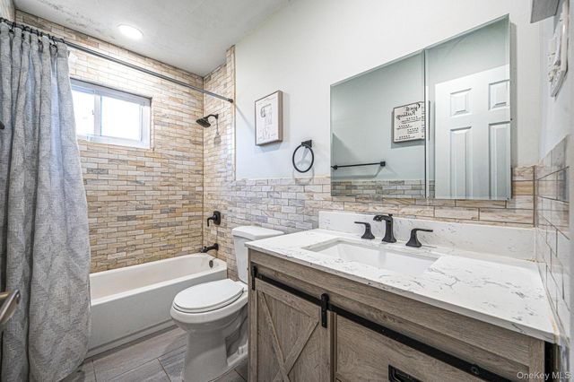 477 N Indiana Avenue, Lindenhurst, NY 11757