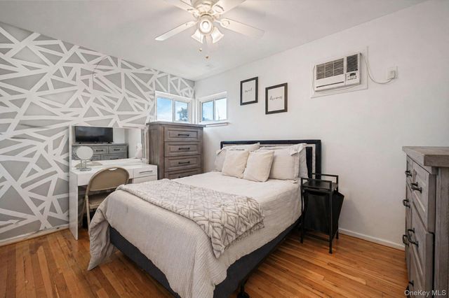 477 N Indiana Avenue, Lindenhurst, NY 11757