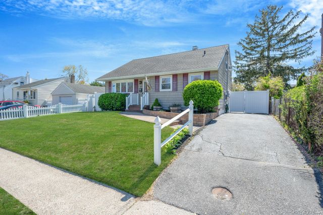 477 N Indiana Avenue, Lindenhurst, NY 11757