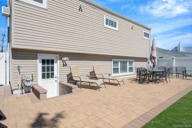 477 N Indiana Avenue, Lindenhurst, NY 11757