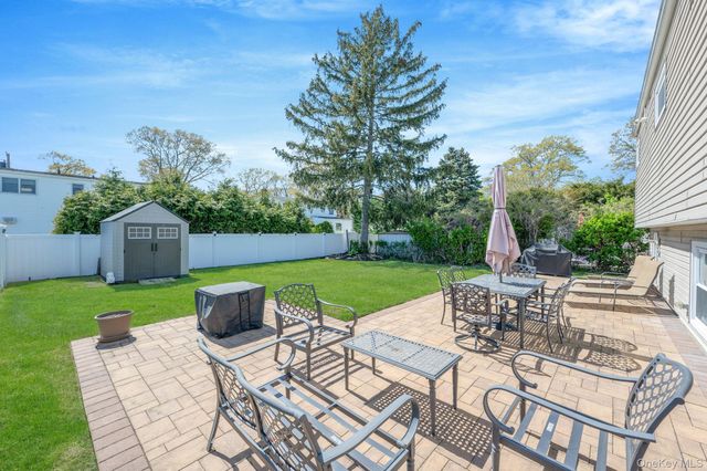 477 N Indiana Avenue, Lindenhurst, NY 11757