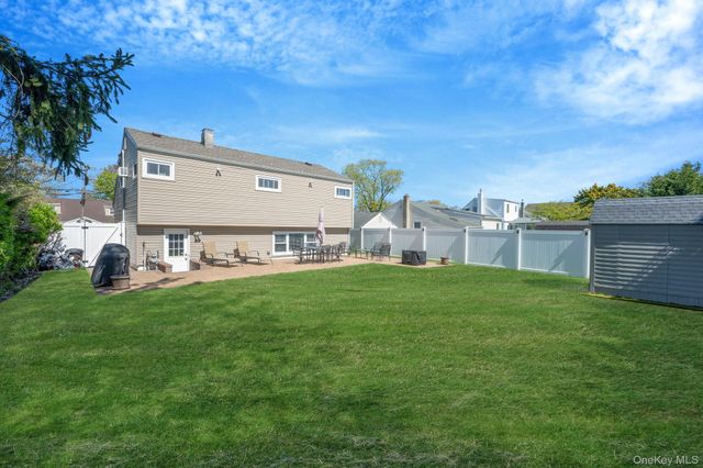 477 N Indiana Avenue, Lindenhurst, NY 11757