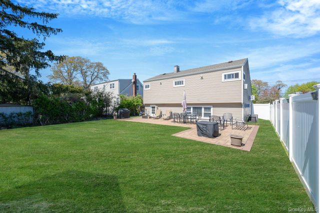 477 N Indiana Avenue, Lindenhurst, NY 11757