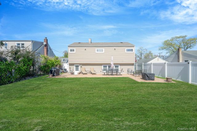 477 N Indiana Avenue, Lindenhurst, NY 11757