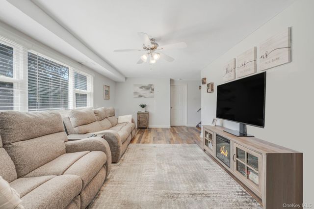 477 N Indiana Avenue, Lindenhurst, NY 11757