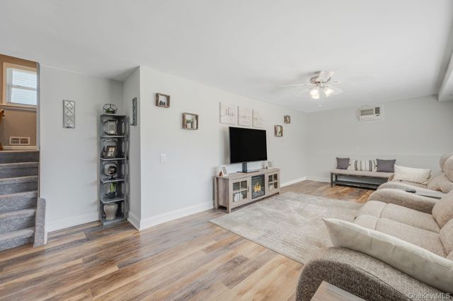 477 N Indiana Avenue, Lindenhurst, NY 11757