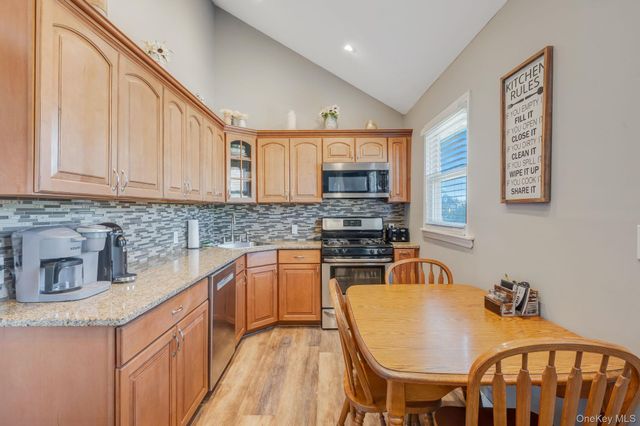 477 N Indiana Avenue, Lindenhurst, NY 11757