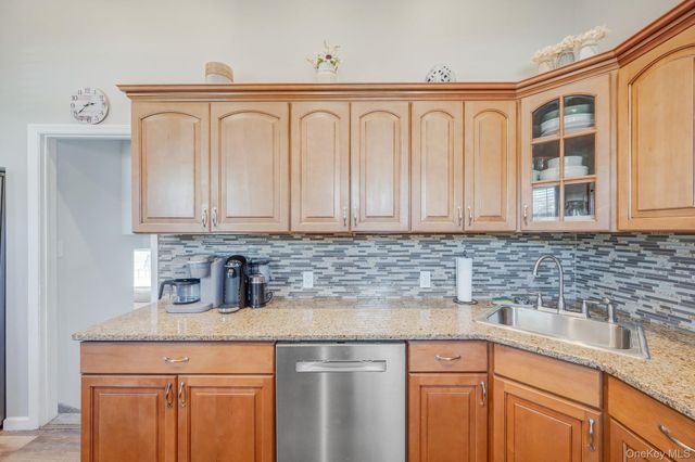 477 N Indiana Avenue, Lindenhurst, NY 11757