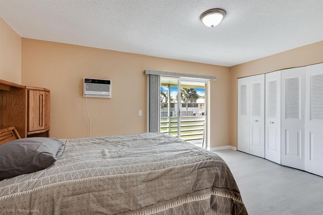 94 Hastings F, West Palm Beach, FL 33417