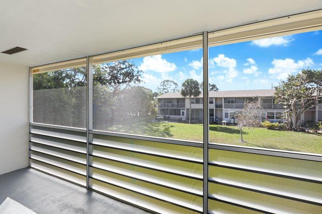 94 Hastings F, West Palm Beach, FL 33417